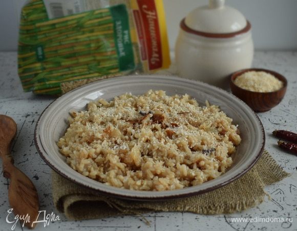 Разложить рис по тарелкам, посыпать кокосовой стружкой. Приятного аппетита!