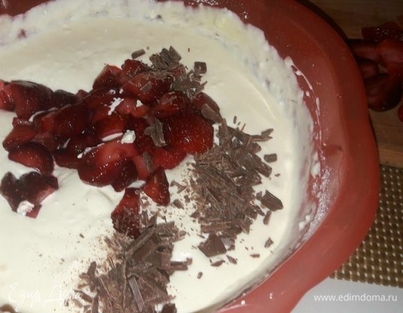 В творожную массу добавить часть клубники и шоколад, все тщательно размешать.