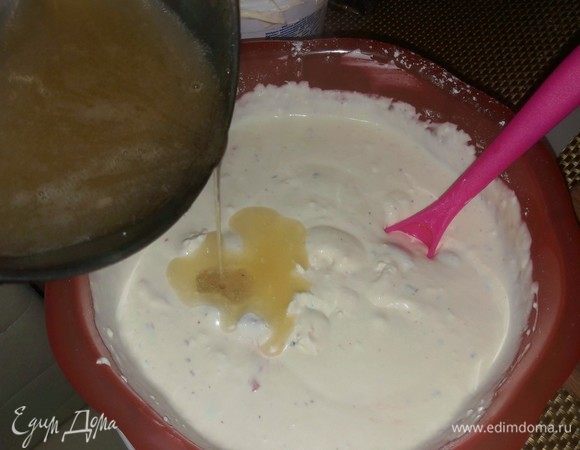 Желатин распустить и струйкой влить в массу. Размешать и выложить в форму, убрать в холодильник на 5–10 минут. Когда творожная масса немного застынет, добавьте оставшиеся ягоды и тертый шоколад. Уберите в холодильник до полного застывания на 1–1,5 ч.