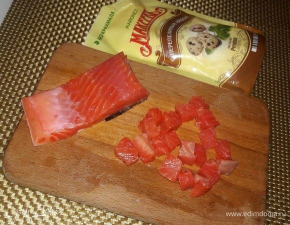 Семгу нарезать небольшими кусочками.