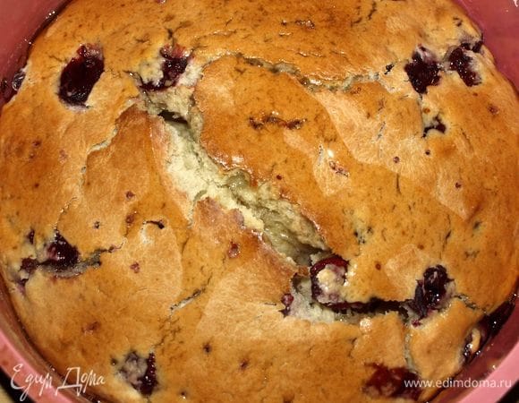 Достать готовый пирог. Кленовый сироп подогреть и полить им пирог. Дать пирогу время пропитаться сиропом. 