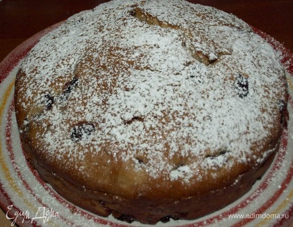 Когда пирог пропитается сиропом, перекладываем его на блюдо и посыпаем сахарной пудрой.