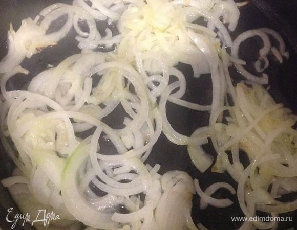 В другой сковороде обжарить лук, нарезанный полукольцами, минуты 4. К луку добавить печенку, порезанную на половинки, готовить, помешивая 6 мин. 