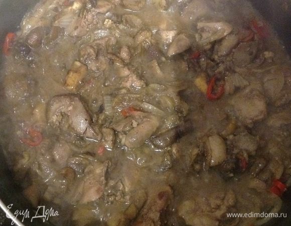 Перец острый освободить от семян и нарезать кольцами. Положить в печенку и влить соевый соус. Перемешать, готовить минуты 4. Добавить грибы и еще протушить 5 мин.