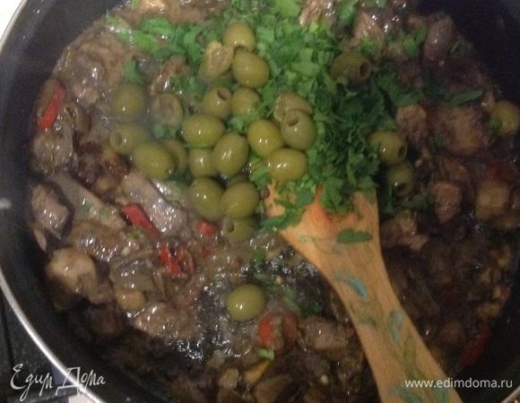 Добавить оливки и кинзу (можно петрушку) прогреть и подать к столу.