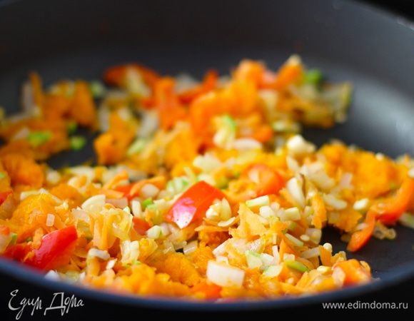 Подготовить овощи: тыкву, перцы, морковь, лук очистить, все порезать кубиками, грибы промыть и большие порезать крупными кусками. Сыр натереть. 
В большой и глубокой сковороде разогреть на среднем огне столовую ложку масла, положите лук и щепотку соли и жарить до прозрачности в течение приблизительно 3–4 минут. Добавить тыкву и морковь, перемешайте и жарить в течение еще нескольких минут.
Затем добавить перец, чечевицу, приправьте кумином и копченой паприкой и жарить 1–2 минуты, после чего добавить овощи в горячий бульон или воду. Довести до кипения и на среднем огне варить 10–15 минут, пока все овощи не станут мягкими.
