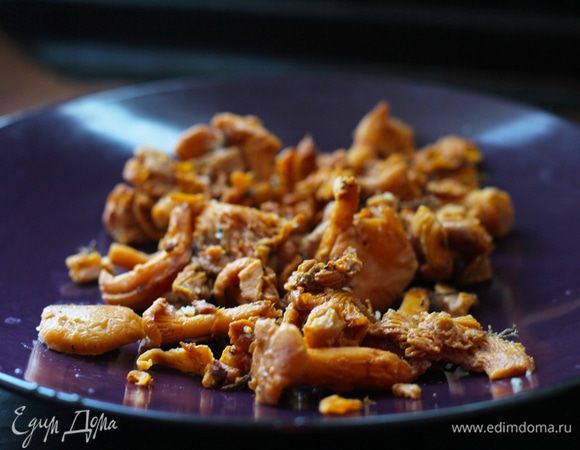 В это время обжарить на оливковом масле лисички с небольшим количеством соли и разложить их в тарелки для подачи.