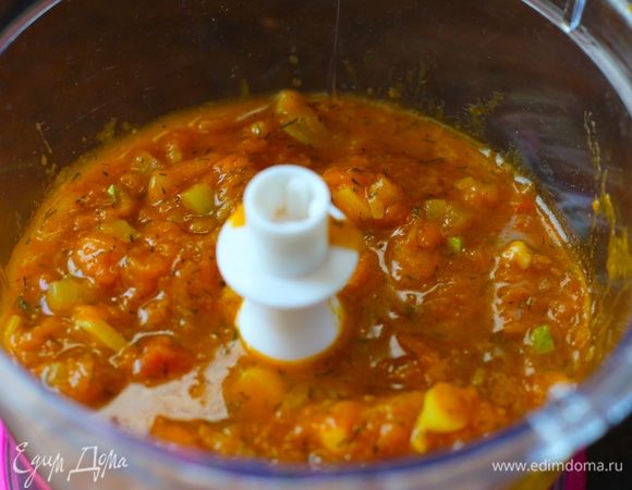 Когда все овощи станут мягкими, снять кастрюлю с огня и взбить суп блендером в однородную массу. Затем снова вернуть кастрюлю на плиту на слабый огонь, добавить сыр и сливки и нагревать, помешивая, пока сыр не расплавится. Приправить суп по вкусу, если это необходимо.