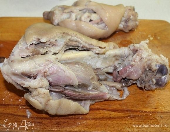 Отваренное мясо вынуть, разобрать на куски.