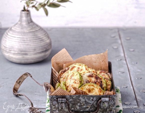 На самом деле эти брускетты — это сборный рецепт из моих рецептов.
Жареные кабачки с хрустящей корочкой я делаю вот по этому рецепту: https://www.edimdoma.ru/retsepty/79985-kabachki-s-hrustyaschey-korochkoy.