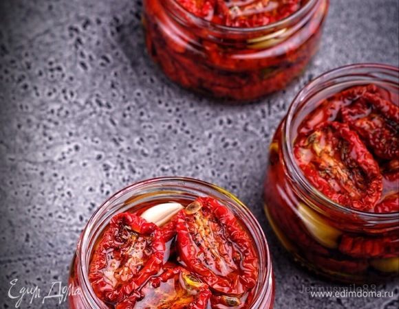 Вяленые томаты уже заготовлены мной по этому рецепту: https://www.edimdoma.ru/retsepty/101937-vyalenye-tomaty.