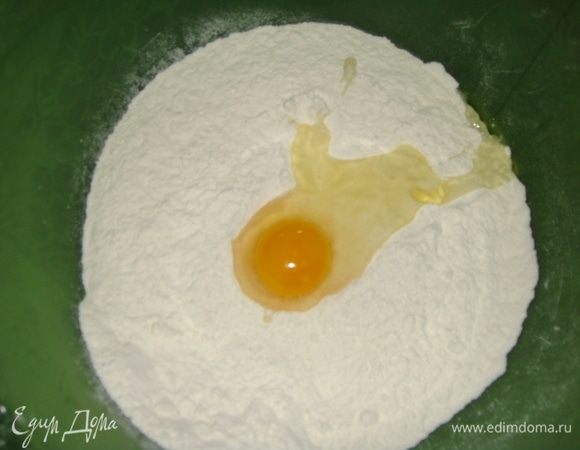 Муку просеять в чашку, всыпать соль, добавить яйцо и воду комнатной температуры.