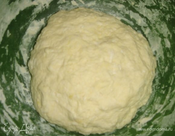 Замесить мягкое тесто, скатать его в шар, накрыть полотенцем и оставить на 15 минут.
