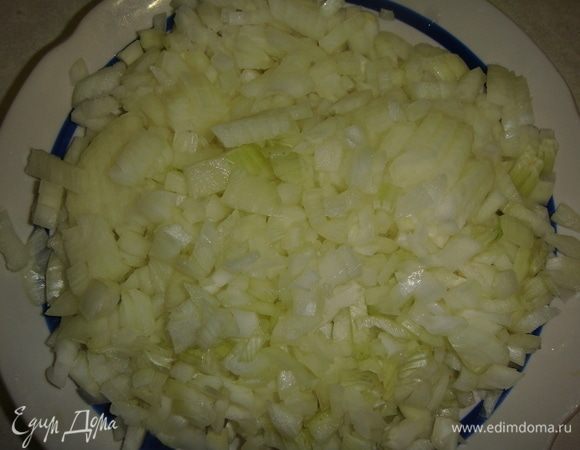 Лук режем кубиками и выкладываем к фаршу.