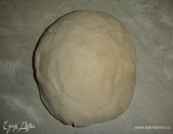 Тесто выложить на стол присыпанный мукой.