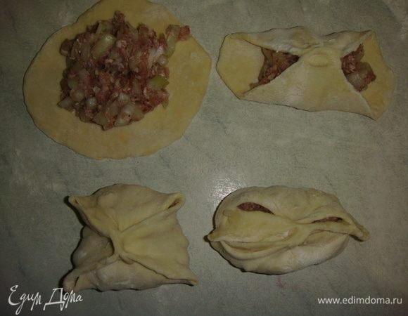 Отрываем небольшой кусочек теста, раскатываем его в круг, на середину выкладываем начинку и лепим манты.