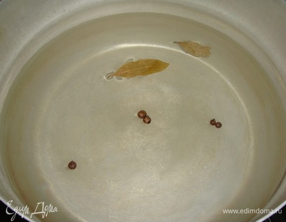 В нижнюю часть мантоварки вливаем воду (половину кастрюли), добавляем черный перец горошком, лавровый лист, солим и ставим кастрюлю на огонь, доводим до кипения.