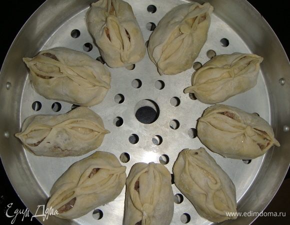 Смазываем поддоны мантоварки подсолнечным маслом и выкладываем манты на небольшом расстоянии. Ставим на кастрюлю, накрываем крышкой и варим на среднем огне 40 минут.