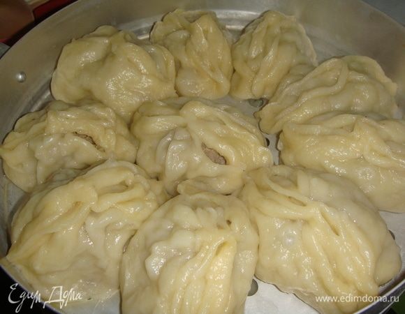 Манты выложить на блюдо. Приготовить любимый соус, например сметана+чеснок+укроп.