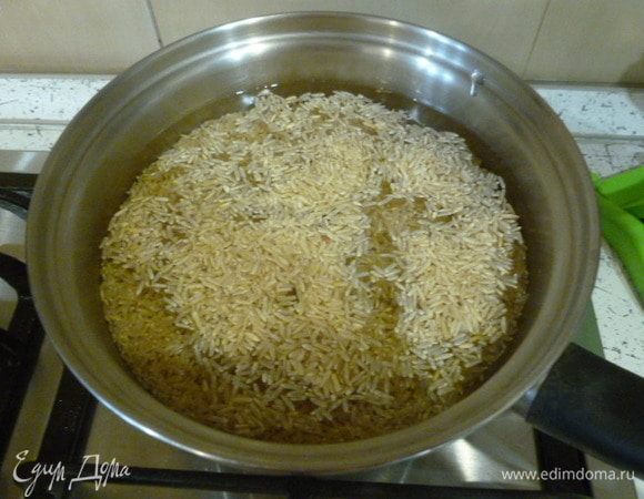 Рис ТМ «Националь» залить 2 стаканами кипятка, посолить. Отварить до готовности (около 30 минут).