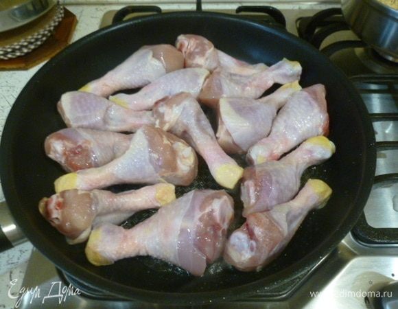 Курицу посолить, обжарить с двух сторон до золотистой корочки на 1 ст. л. масла.