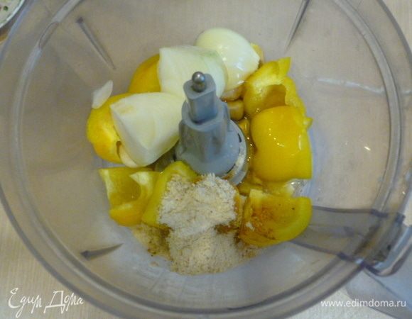 Лук, чеснок, имбирь очистить. 1 перец крупно нарезать. В комбайн сложить: перец, куркуму, карри, чили (по желанию), имбирь, чеснок, 1 луковицу, мед. Прокрутить в однородную пасту.