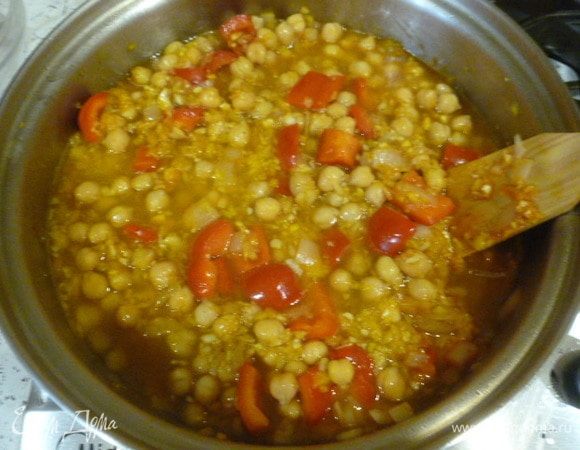 Добавить нашу пасту из комбайна, немного кипятка, нут. Перемешать. Переложить в большую форму для запекания. Сверху разложить курицу и поставить в духовку (180°С) на 45 минут.