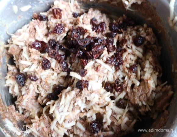 Добавить сушеную бруснику. Перемешать.