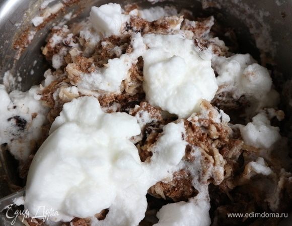 Постепенно добавлять к смеси белки, аккуратно перемешивая, стараясь сохранить воздушность теста. Долго не перемешивать!