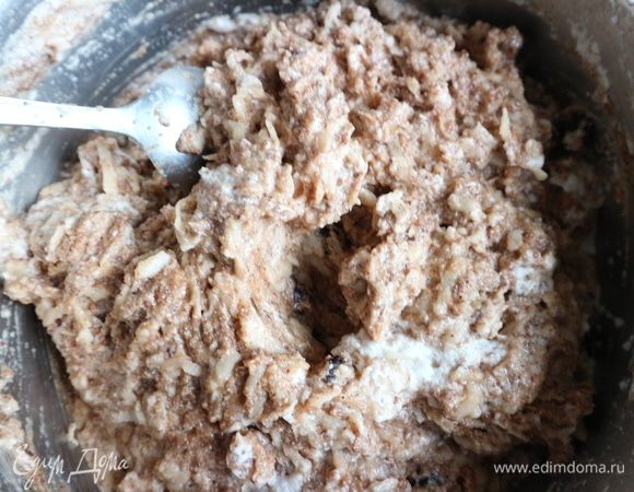 Шоколадное тесто с яблоками готово.