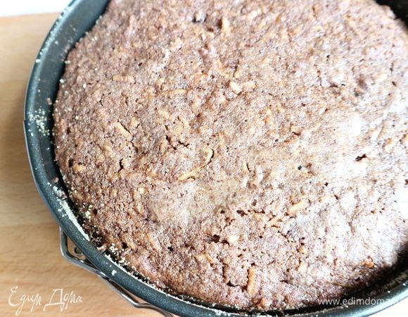 Выпекать в разъемной форме, смазанной маслом и обсыпанной измельченными сухарями, 50 минут.