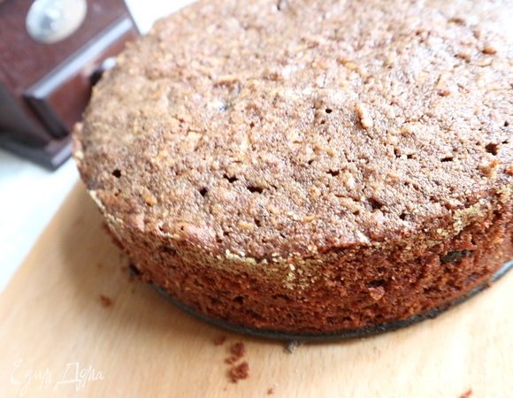 Вынуть пирог из духовки, дать остыть слегка, пройтись ножом между бортиком формы и пирогом. Дать остыть полностью, освободить от формы. Приготовить глазурь, растопив оставшийся шоколад на водяной бане, добавив немного сливочного масла. Глазурь должна быть консистенции сметаны. Смазать верх пирога глазурью. Отправить в холодильник на несколько часов, а лучше — на ночь.