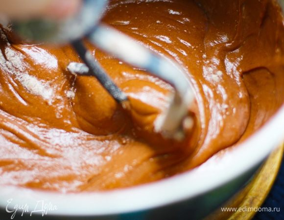 Муку, какао, разрыхлитель и соду просеять в миску. Молоко, масло, яйца, сахар и ваниль взбить миксером минуту. Затем частями добавить сухие ингредиенты, смешать на низкой скорости. 