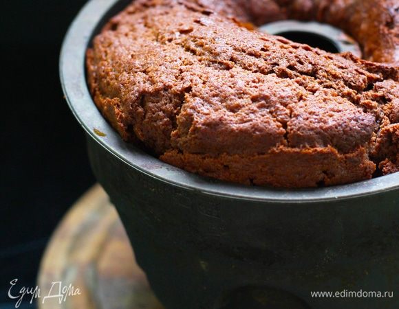 Выпекать при температуре 180°C в течение 50-60 минут до так называемой сухой лучины. После выпечки кекс оставить в форме на 15 минут. После чего аккуратно перевернуть на блюдо.