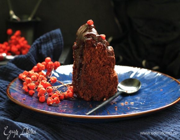 Полить кекс ганашем, дать ему застыть и можно нарезать кекс для подачи.
К сожалению, у нас ненастная погода и очень темно, фото не слишком внятные вышли, но поверьте на слово — очень вкусно!