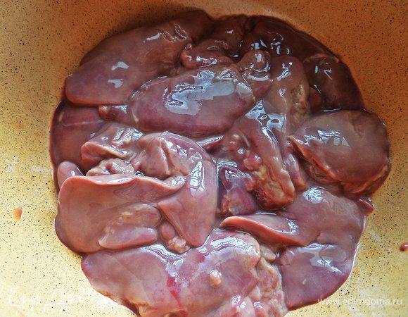 Печенку очистить от жиринок и пленочек, разрезать пополам или на треть.