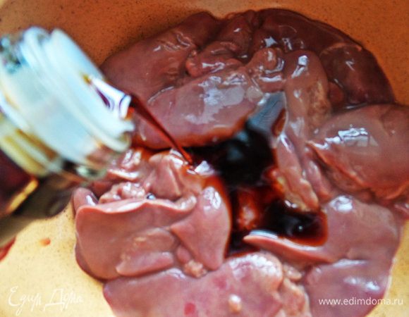 Замариновать в соевом соусе.