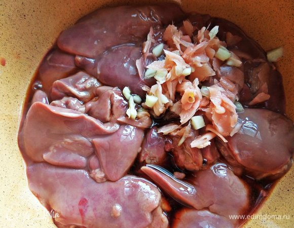 Высыпать имбирь в печенку.