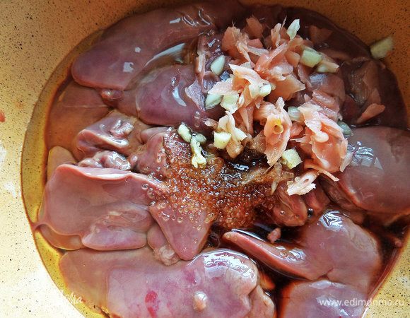 Добавить 2-3 ложки оливкового масла и сахар.