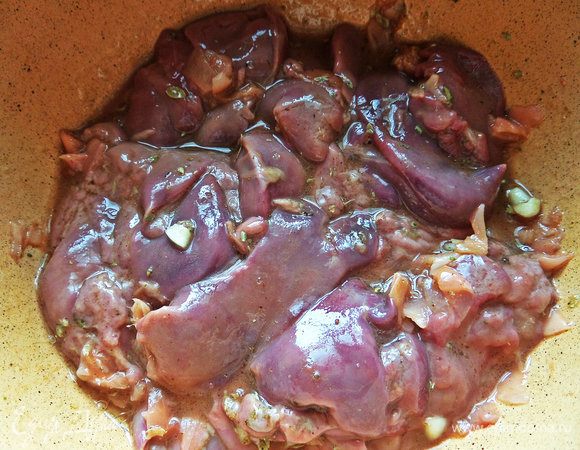 Перемешать, накрыть и поставить в холодильник на час.