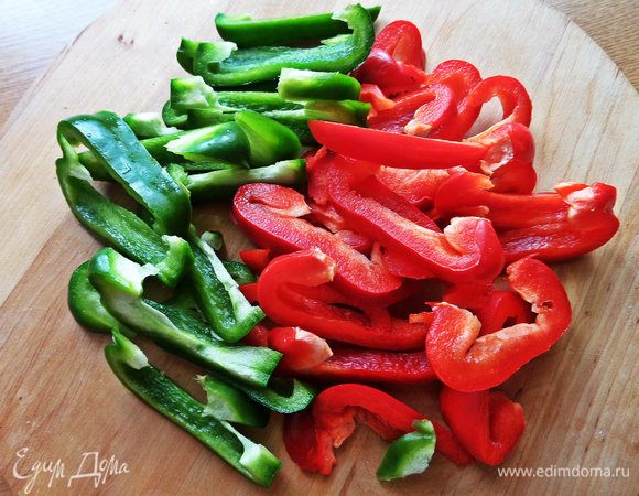 Перцы нарезать соломкой.
