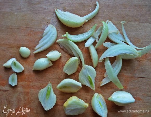 Лук дольками, чеснок крупно.