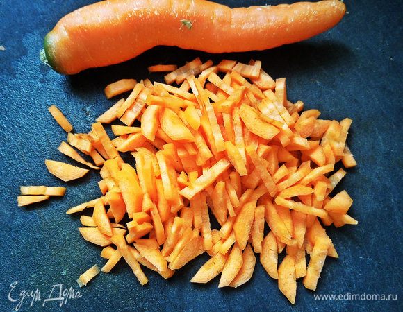 Морковь покрошить соломкой.