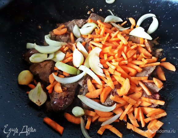 Вслед за обжаренной печенкой высыпать более твердые овощи.