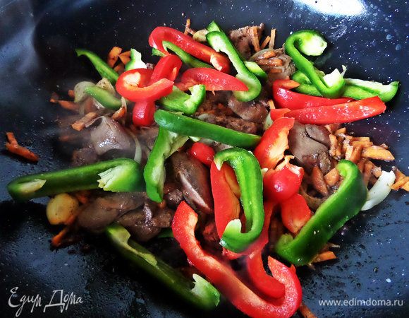 Перцы позже, их лучше не доводить до разваренного состояния, чтобы они остались полутвердыми, но это дело вкуса.