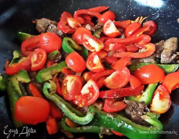 Томаты засыпаем в последнюю очередь. Держать на огне, помешивая.