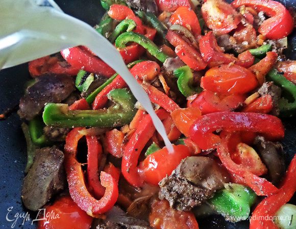 Влить в обжаренный состав.