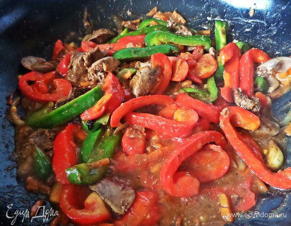 Потомить все под крышкой несколько минут.