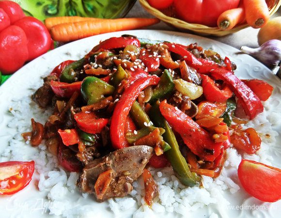 Для гарнира отварить рис или другое по вкусу. Сверху риса поместить печеночку и овощи. Украсить кунжутом.