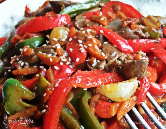 Яркое рагу, благодаря овощам, выглядит аппетитно.